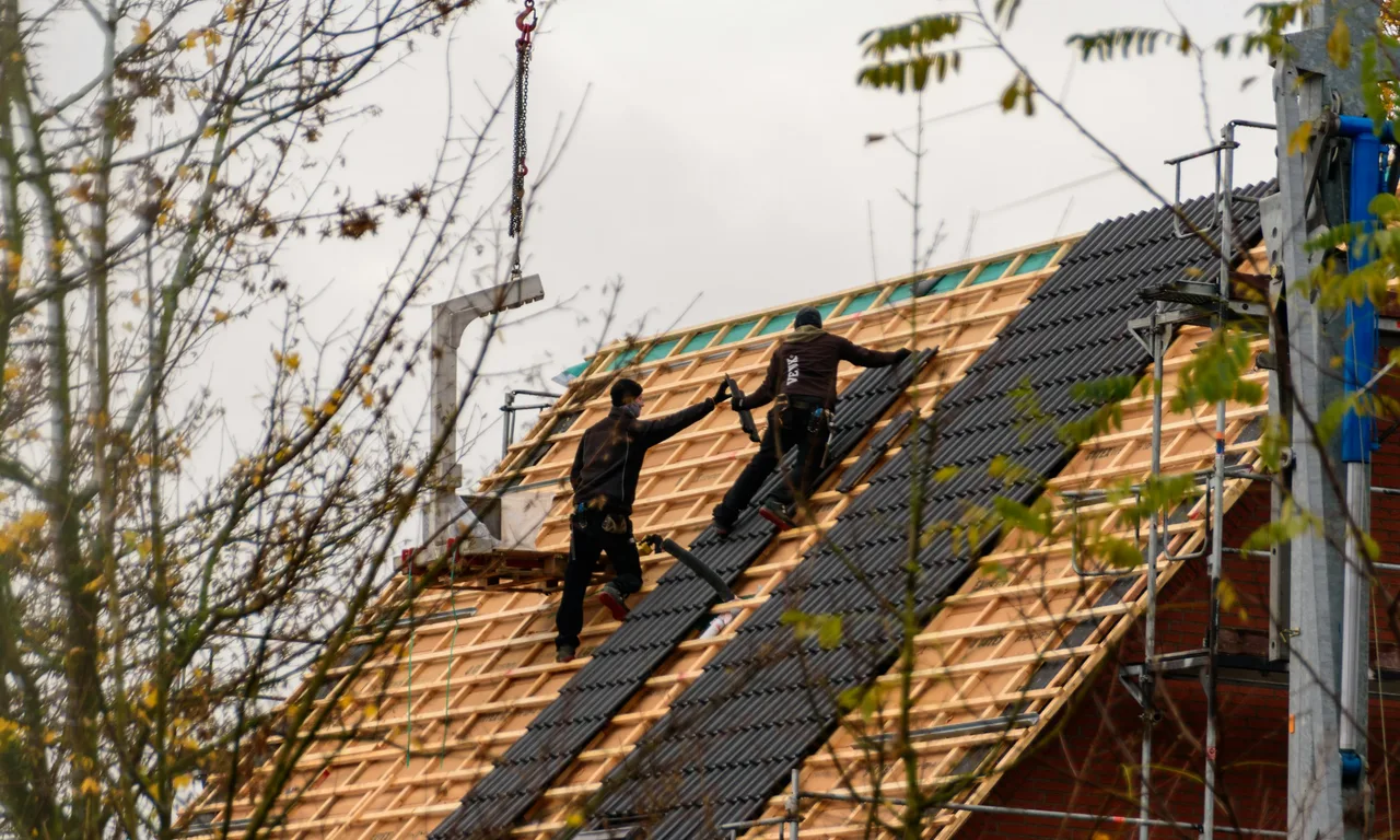 Roofing contractor work on a New York building